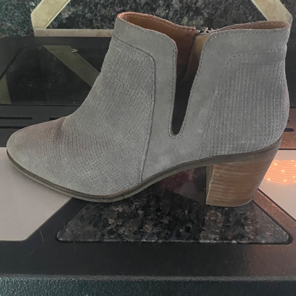 Womens Lucky Brand Ponic Grey Suede Stacked Heel Ankle Boot Womens 9M - Picture 5 of 8